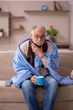 Yaşlı adam evde acı çekiyor.