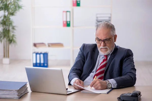 Viejo empleado que trabaja en la oficina — Foto de Stock