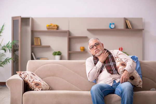 Old man suffering at home — Stock Photo, Image