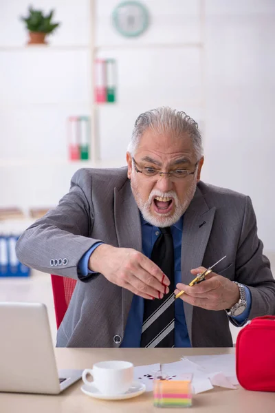 Old male employee cutting his hand in the office — Stock Photo, Image