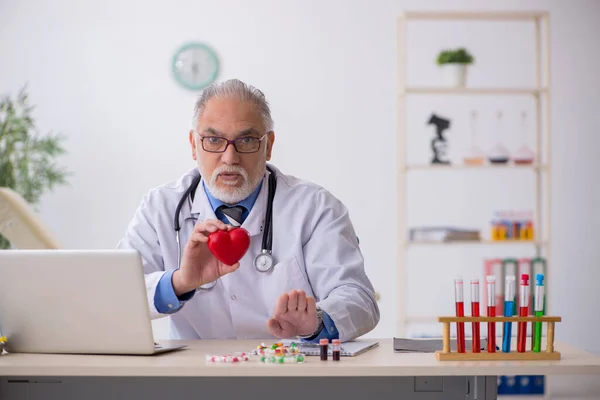 Homem velho médico farmacêutico que trabalha no laboratório — Fotografia de Stock