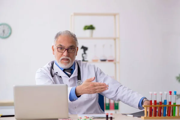 Laboratuvarda çalışan yaşlı erkek doktor eczacı. — Stok fotoğraf