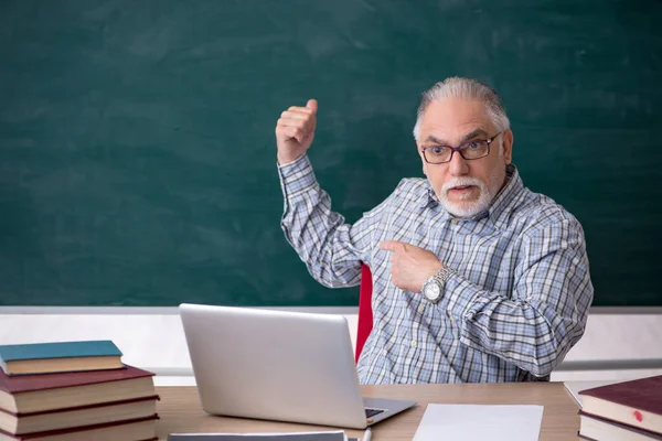 Oude mannelijke leraar in de klas — Stockfoto