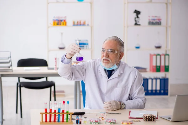 Ancien chimiste masculin dans le concept de synthèse des médicaments — Photo