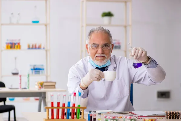 Antigo químico masculino no conceito de síntese de drogas — Fotografia de Stock