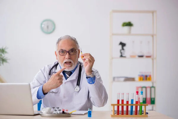 Homem velho médico farmacêutico que trabalha no laboratório — Fotografia de Stock