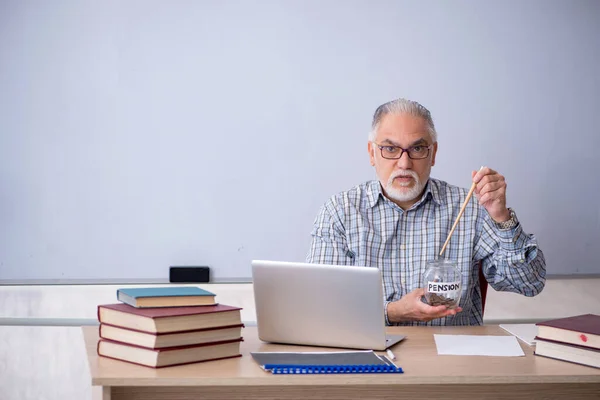Régi férfi tanár nyugdíjazási koncepcióban — Stock Fotó