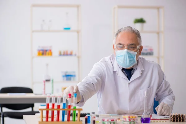 Vecchio chimico maschile nel concetto di sintesi dei farmaci — Foto Stock