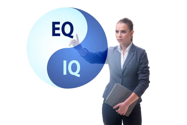 Έννοιες δεξιοτήτων EQ και IQ με την επιχειρηματία — Φωτογραφία Αρχείου