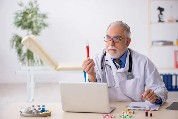 Gammal manlig läkare farmaceut arbetar på labbet — Stockfoto