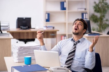 Ofiste çalışan genç bir erkek.