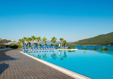 Aydınlık bir yaz gününde açık havada güzel bir yüzme havuzu.