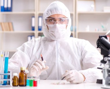 Biyoteknoloji bilim adamı kimyager laboratuarda çalışıyor.