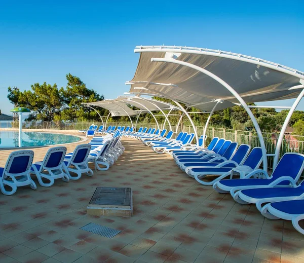 Schönes Schwimmbad im Freien an einem hellen Sommertag — Stockfoto