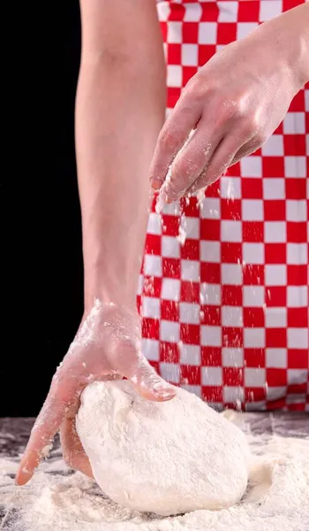 Koch bereitet Teig für das Backen in der Küche vor — Stockfoto