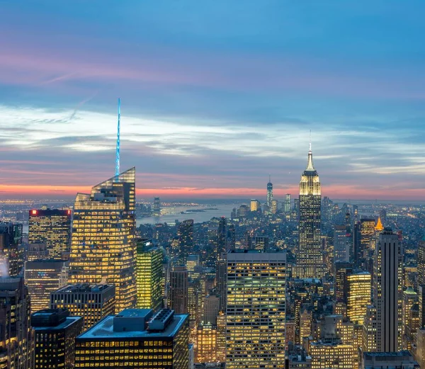 Vista nocturna de Nueva York Manhattan al atardecer — Foto de Stock