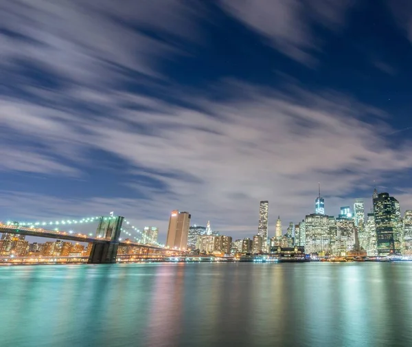 Nachtansicht von Manhattan und Brooklyn Bridge — Stockfoto