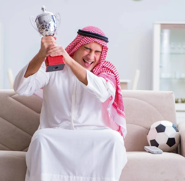 Árabe hombre viendo deporte fútbol en tv —  Fotos de Stock
