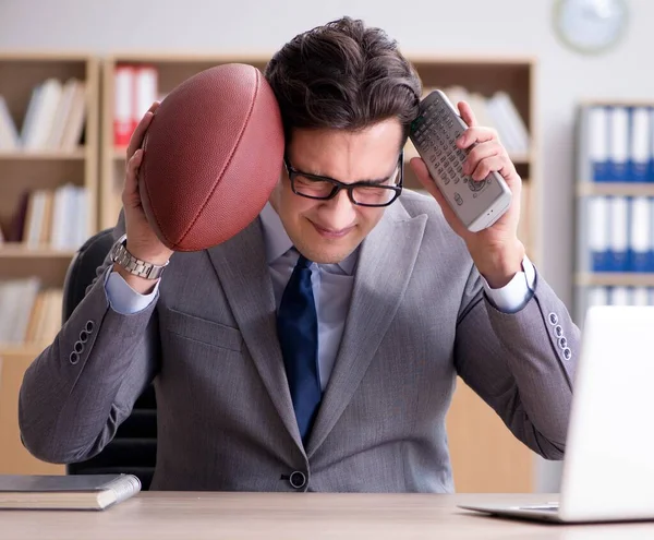 Empresario con fútbol americano en la oficina — Foto de Stock