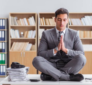 Yakışıklı Ofis Masası üzerinde meditasyon