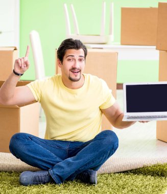 Genç ve yakışıklı bir adam yeni evine taşınıyor.