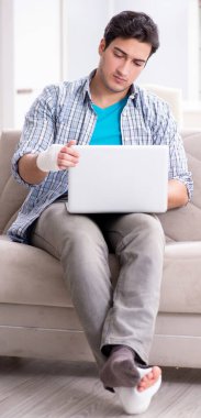 Evde yaralı genç bir öğrenci var.