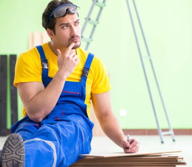 Profesyonel müteahhit evde döşeme döşemesi yapıyor.