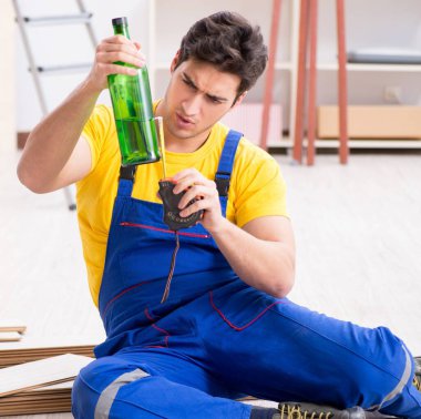 Tatilde içki içen tamirci.