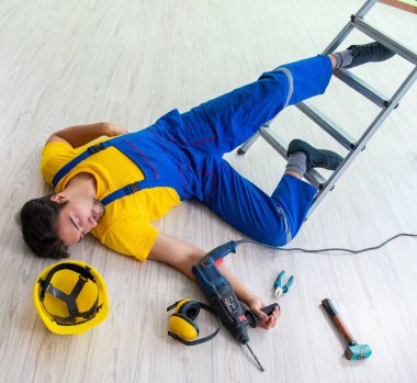 İş yerinde yaralı bir işçi var.