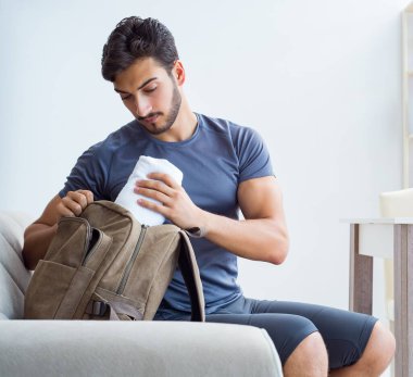 Genç adam spor için hazırlanıyor.