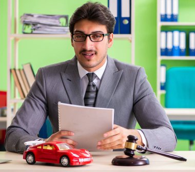 Genç ve yakışıklı avukat ofiste çalışıyor.