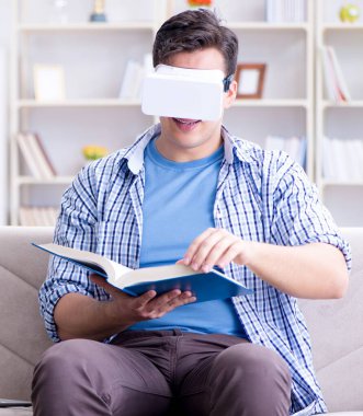 Evde sanal gerçeklik gözlükleriyle serbest çalışan bir öğrenci.