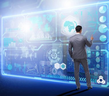 Büyük veri arayan iş adamı