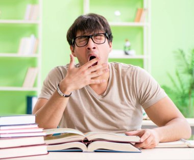 Üniversite sınavlarına hazırlanan öğrenci