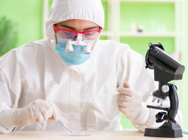 Laboratuvarda yeni bir deney üzerinde çalışan kimyager.