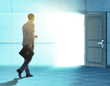 İş adamı açık kapıya doğru yürüyor.