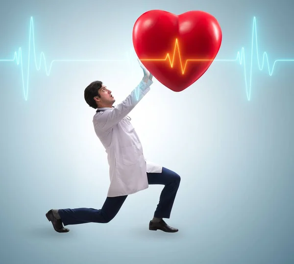 Médico cardiologista apoio cardiograma linha cardíaca — Fotografia de Stock
