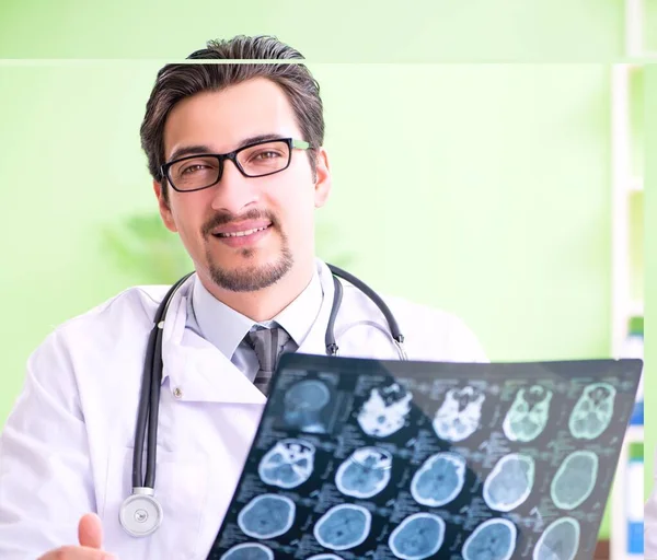 Доктор радіолог дивиться рентгенівське сканування в лікарні — стокове фото