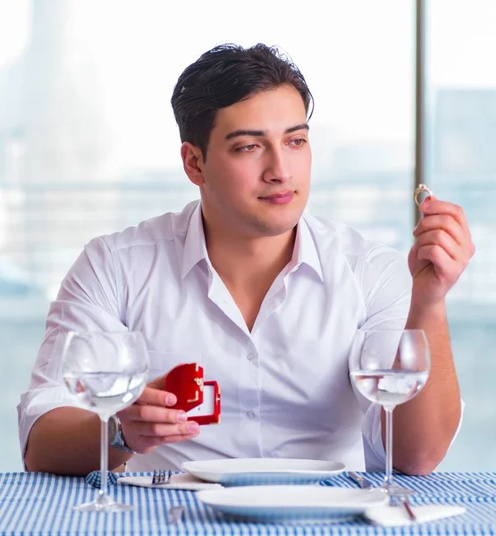 Schöner Mann allein im Restaurant Tante auf Datum — Stockfoto
