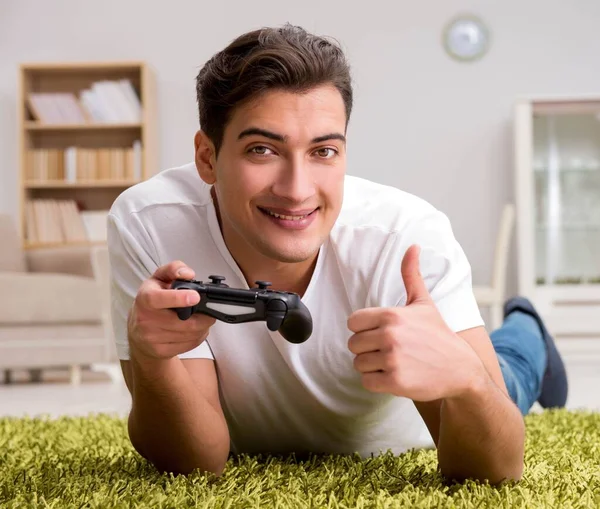 Homem viciado em jogos de computador — Fotografia de Stock