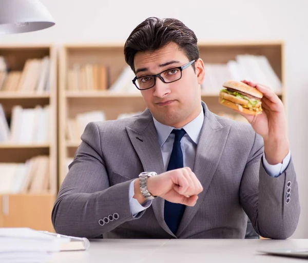 Hladový legrační obchodník jíst junk food sendvič — Stock fotografie