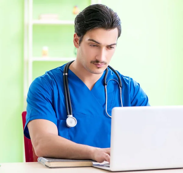 Joven médico que trabaja en el hospital —  Fotos de Stock