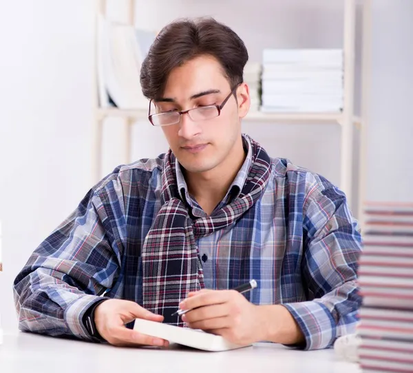 Yazar kitaplarını halka sunuyor.