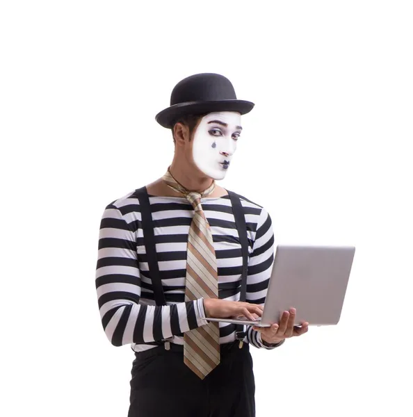 Mime met laptop geïsoleerd op witte achtergrond — Stockfoto