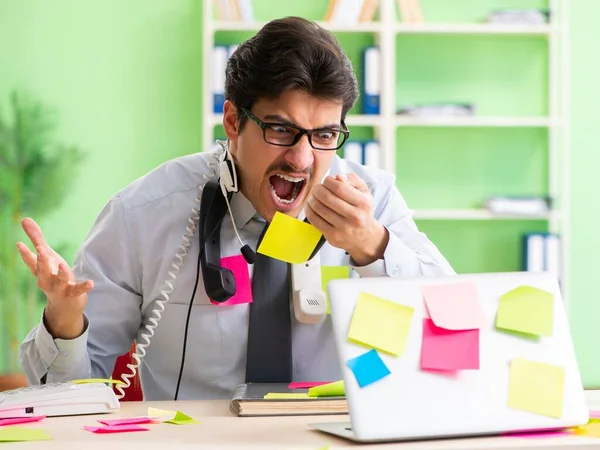 Jonge helpdesk operator werkt in functie met veel tegenstrijdige — Stockfoto