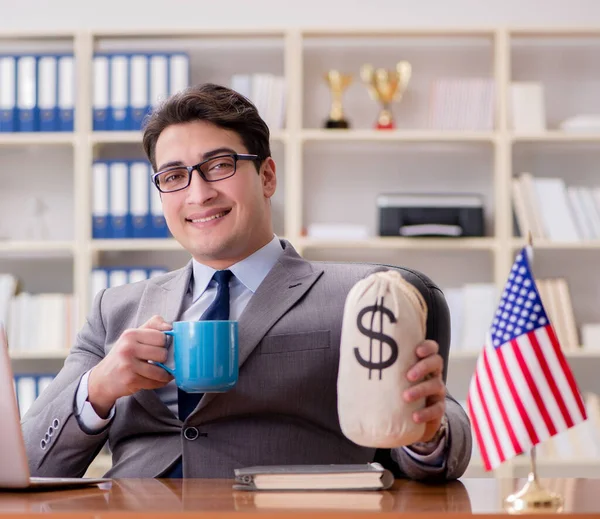 Ofisinde Amerikan bayrağı taşıyan bir iş adamı