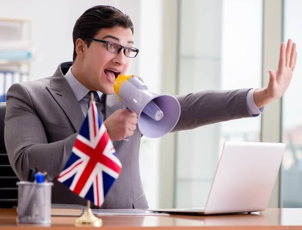 Biznesmen z brytyjską flagą w biurze — Zdjęcie stockowe