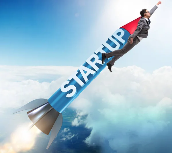 Podnikatel v start-up konceptu létání na raketě — Stock fotografie