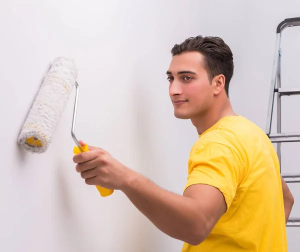 Homem pintura casa em DIY conceito — Fotografia de Stock