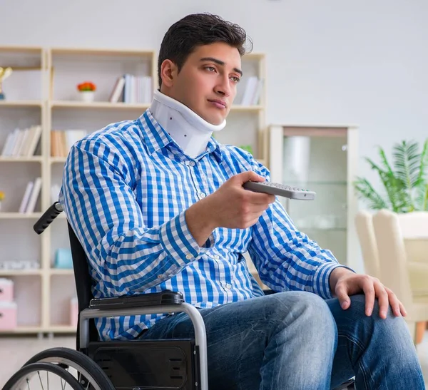 Giovane che soffre di lesioni sulla sedia a rotelle a casa — Foto Stock